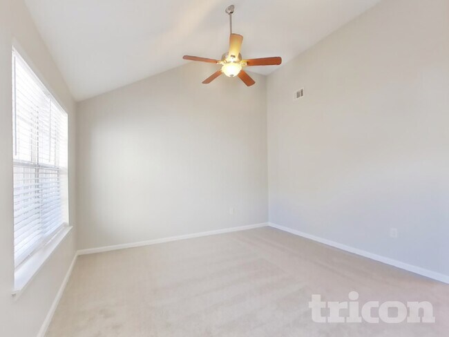 Foto del edificio - 6030 Crooked Creek Dr.