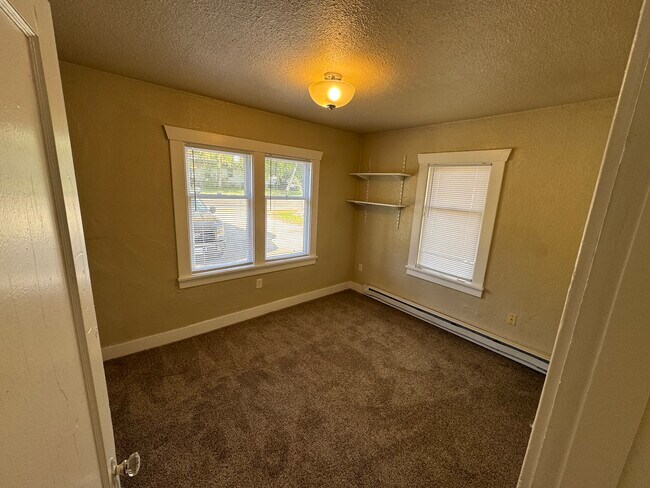 Dormitorio 1 - 1568 3rd St NE