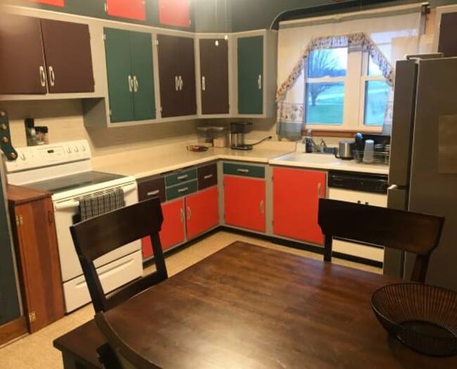 Large kitchen, comes with coffee maker, dishwasher, microwave, fridge and stove - 2301 Hanover Rd