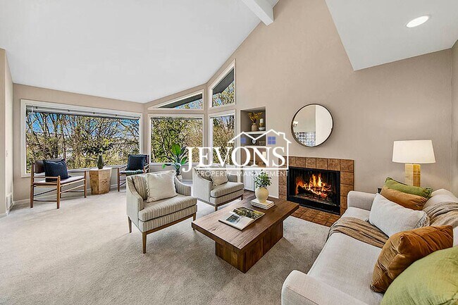 Foto del edificio - Top-floor 2-level condo with brand-new kit...