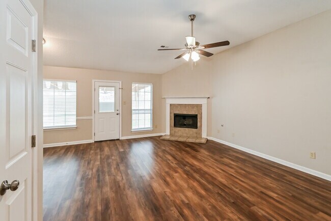 Building Photo - 180 Garden View Dr