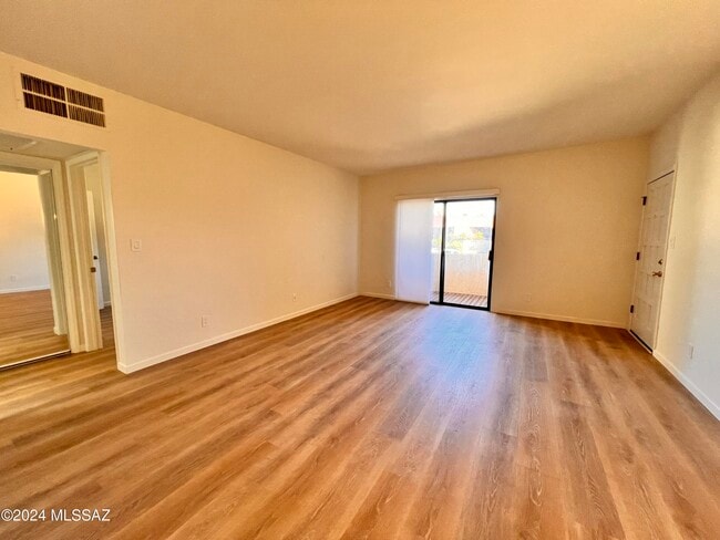 Foto del edificio - 5500 N Valley View Rd