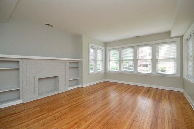 Building Photo - 5904 N Fairfield Ave