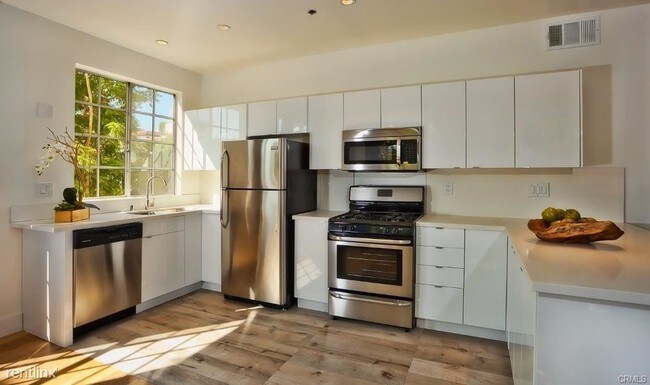Building Photo - 8811 Burton Way