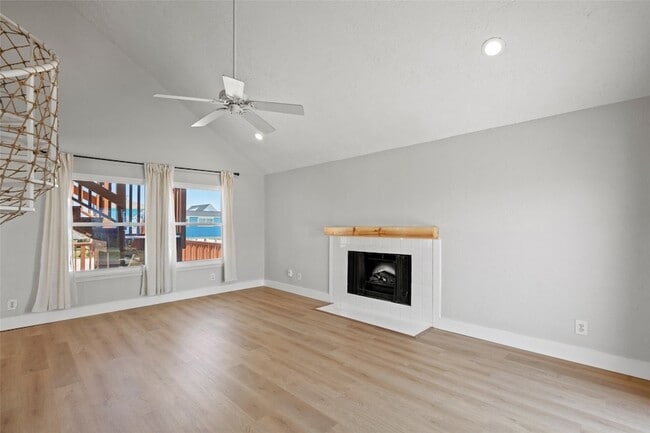 Building Photo - 4034 Reeves Dr