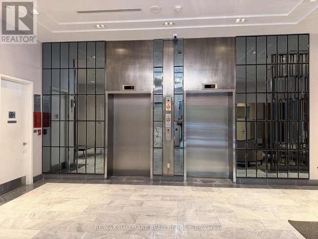 Building Photo - 300 Lisgar St