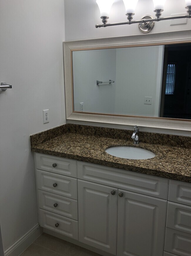 Foto del edificio - 14404 Canalview Dr