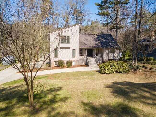Foto del edificio - Spacious 4-Bedroom Mint Hill Retreat with Fireplace, 2-Car Garage & 3,600+ Sq Ft