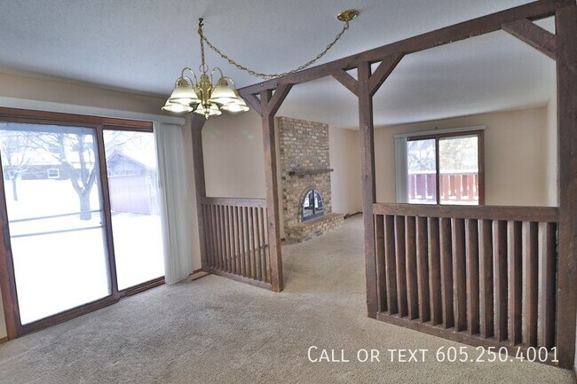Building Photo - Spacious 2 Bed 1.5 Bath Apartment on the E...