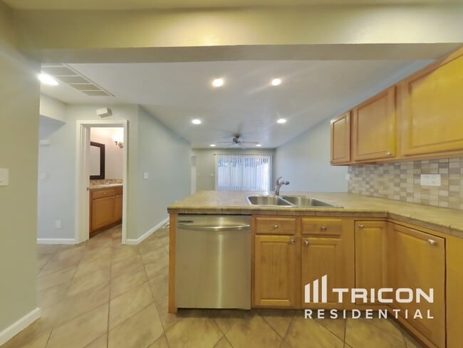 Foto del edificio - 1209 Almondwood Dr