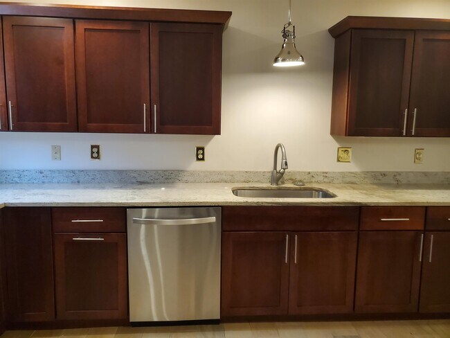 Building Photo - 15 Lake St