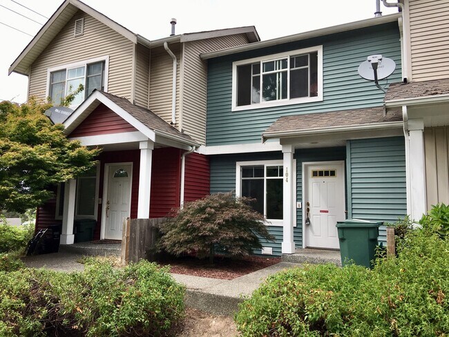 Building Photo - Available 2 bedroom Town House with Parking