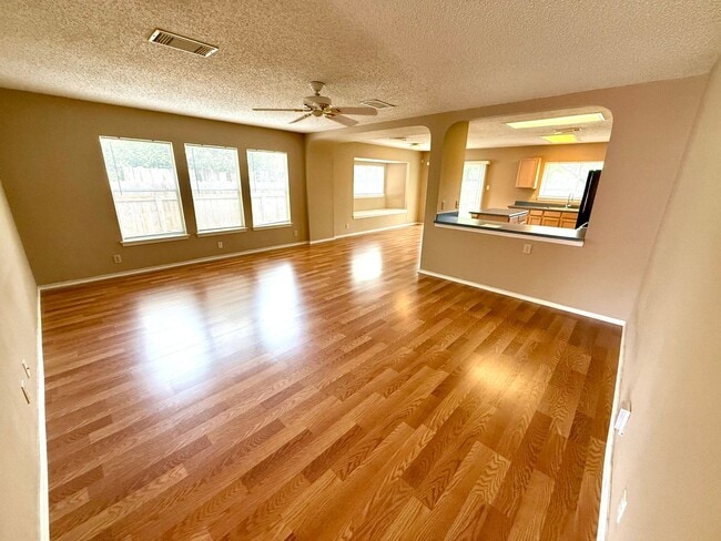 Building Photo - **APPLICATION RECEIVED** AVAILABLE NOW! 3 ...