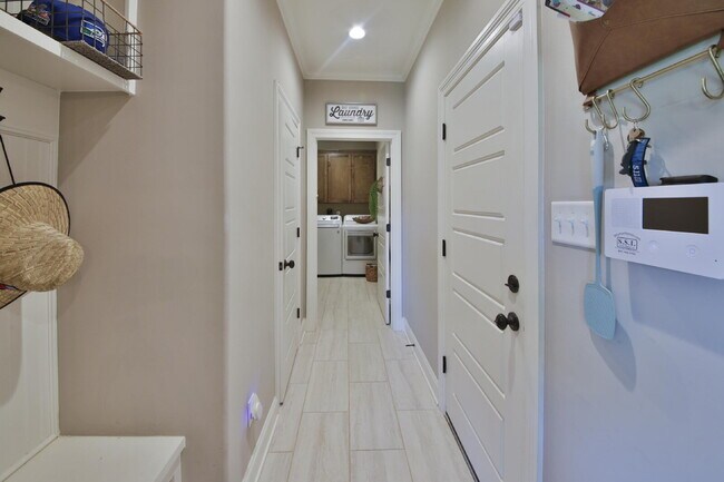 Foto del edificio - Luxurious 5 bedroom home in Atoka has it all!