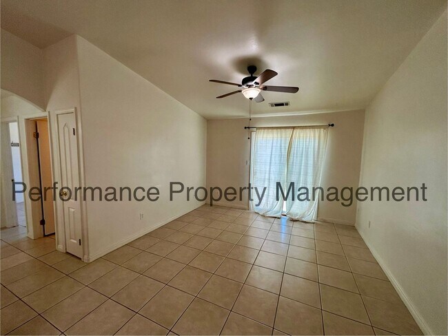 Building Photo - Cute 3 Bed/2 Bath Home in N Bakersfield wi...