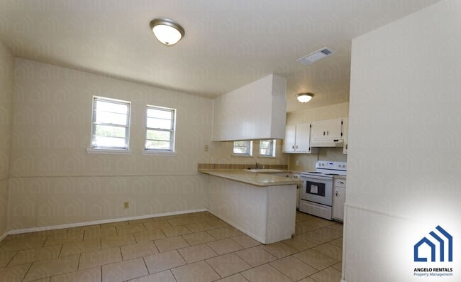 Building Photo - Spacious 3 bedroom 2 bath home in College ...