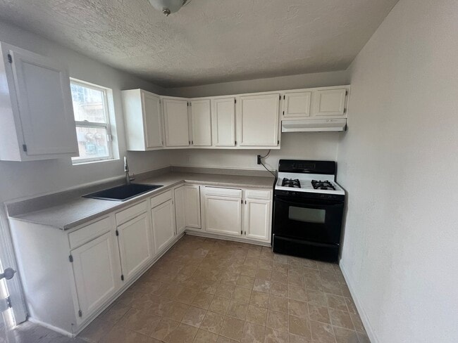 Building Photo - 686