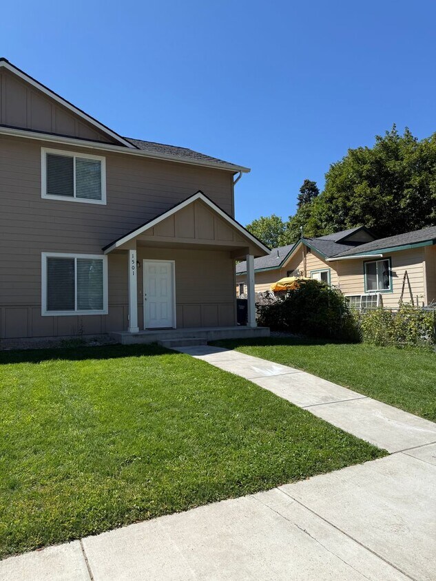 Building Photo - Duplex mid town CDA