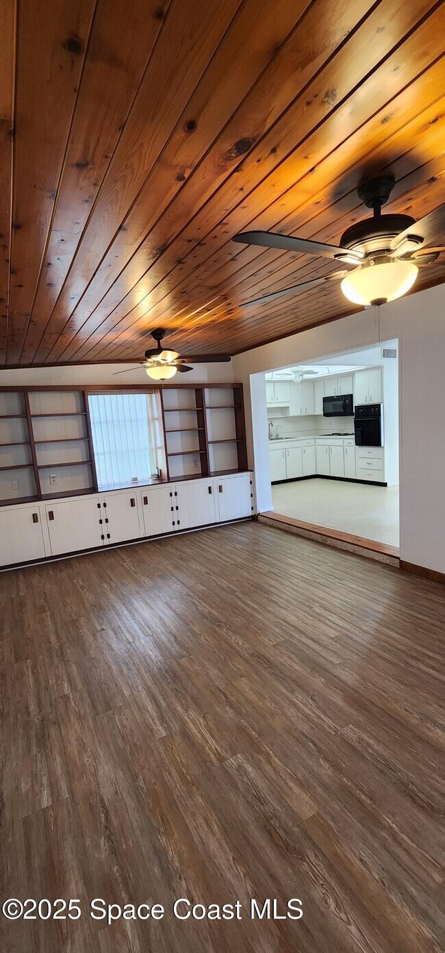 Foto del edificio - 735 Jacaranda St