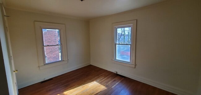 Building Photo - 2 Bedroom Duplex