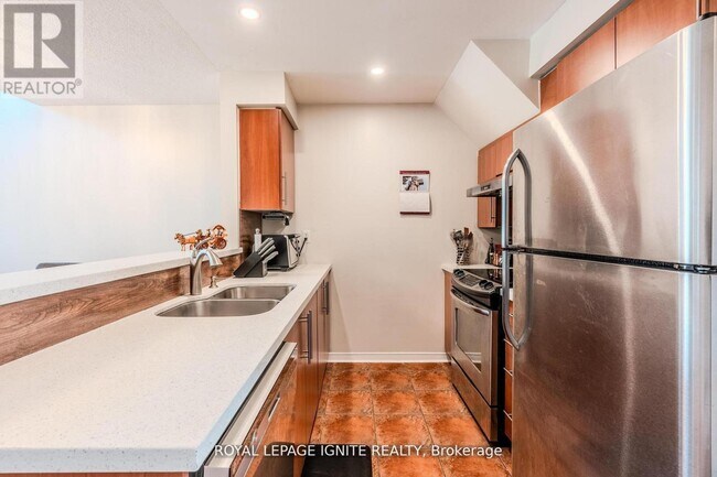 Building Photo - 120 Petra Way