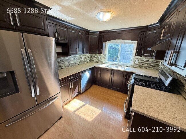 Photo du bâtiment - Spacious Home with Private Yard