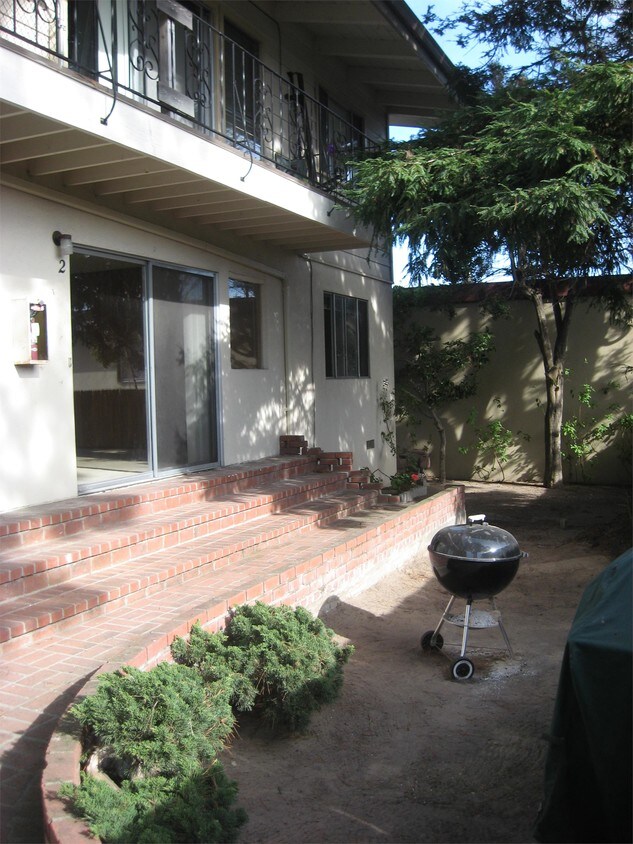 Primary Photo - 828 Laine St