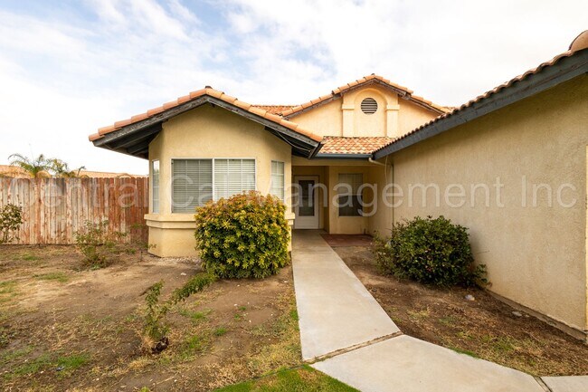 Building Photo - 4 Bedroom/2 Bath Home in Desired Southwest...
