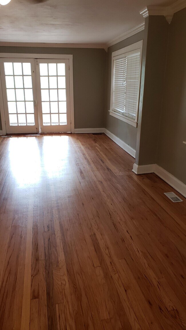 Foto del edificio - 4043 Kenwood Ave