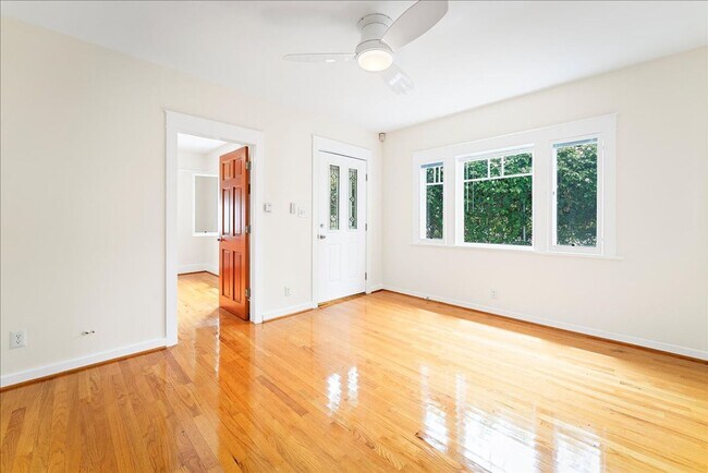 Building Photo - Cottage Style Apartment - Two blocks from ...