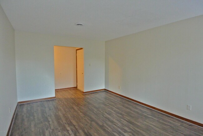 Building Photo - 1106 Karen Dr