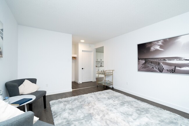 Building Photo - 10021-10154 154 St