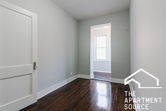 Foto del edificio - 3649 W Montrose Ave