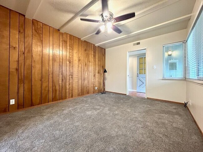 Building Photo - Don't miss this spacious 4 bed 2.5 bath ho...