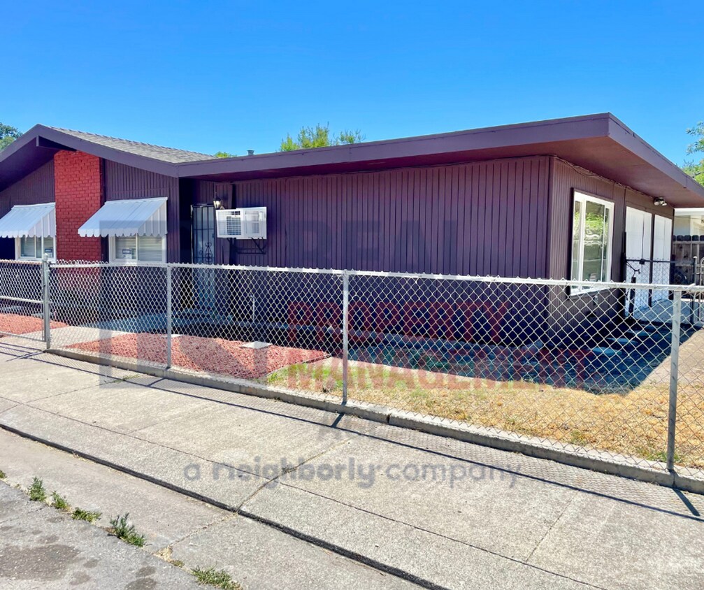 Foto principal - Spacious 2 beds 1 bath house with 1 car ga...