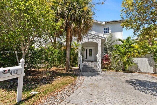 Building Photo - 442 Fernwood Rd
