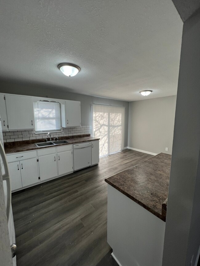 Building Photo - 1800 SE Abbey St