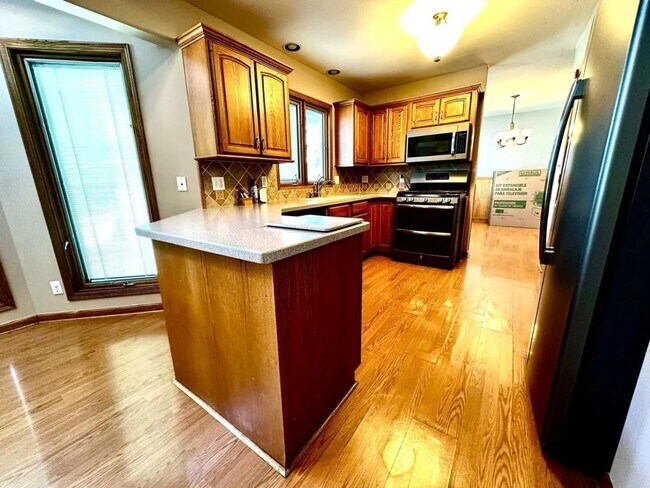 Building Photo - 3408 Lake Shore Dr