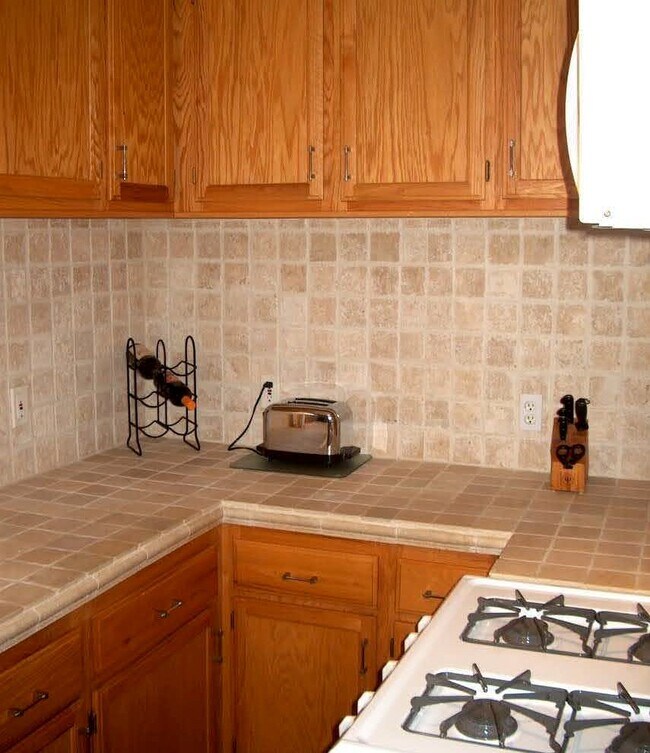 Kitchen - 9052 1/2 Poinsettia Ct