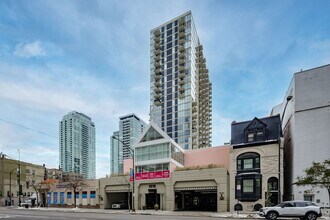 Building Photo - 1212 N La Salle Dr