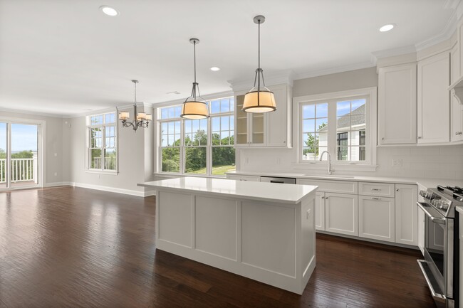 Gorgeous open floor plan with eat in kitchen - 788 Farmington Ave