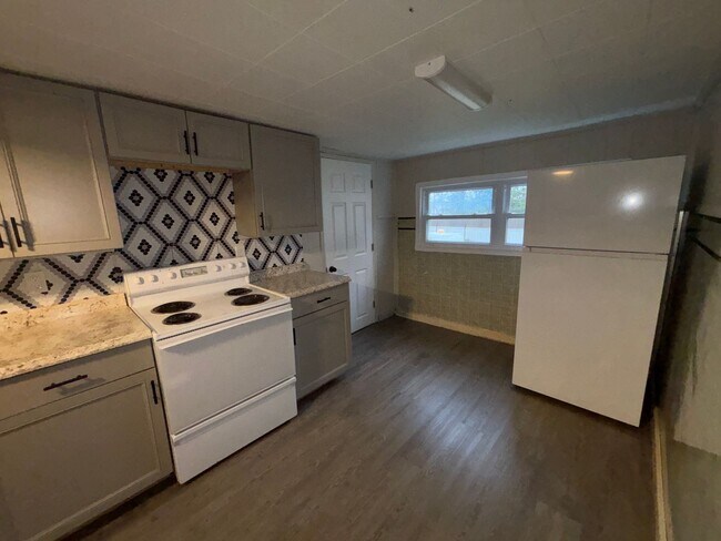 Building Photo - 411 S Oak St