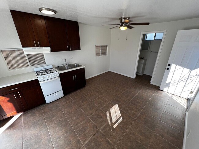 Foto del edificio - Upgraded Private Detached Studio House