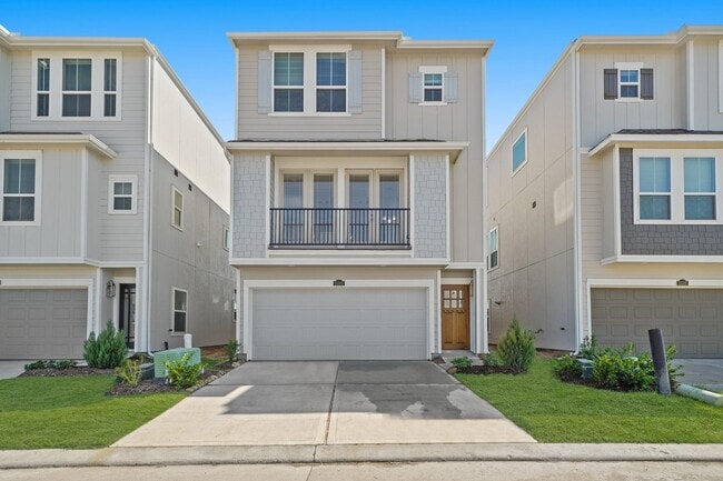 Building Photo - 13305 Moncloa Dr