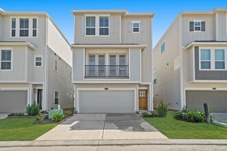 Building Photo - 13305 Moncloa Dr