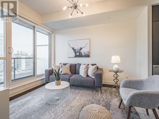 Building Photo - 170 Sumach St