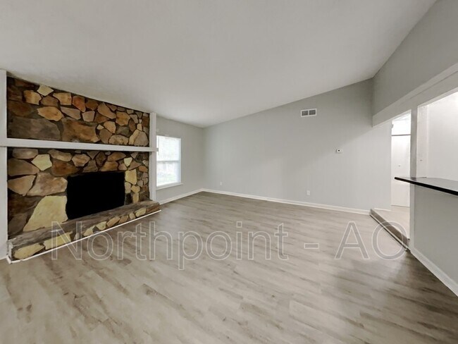 Foto del edificio - 8591 Creekview Ct