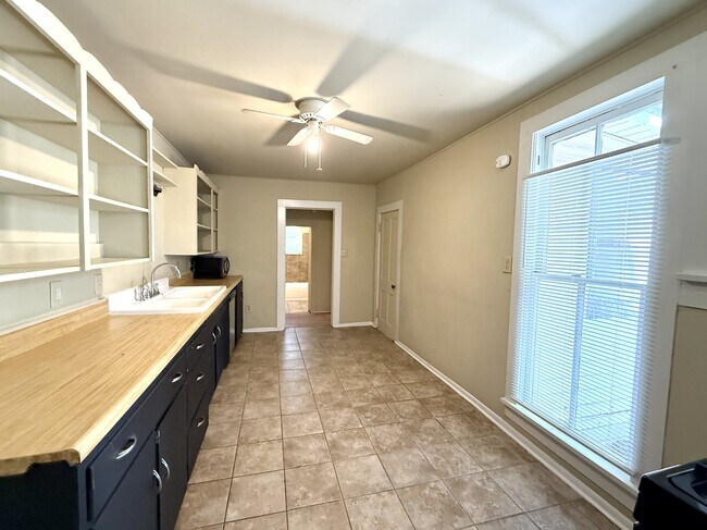 Foto del edificio - 817 Hargrove St