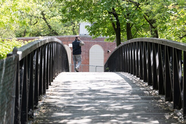 A footbridge over the Saddle River.