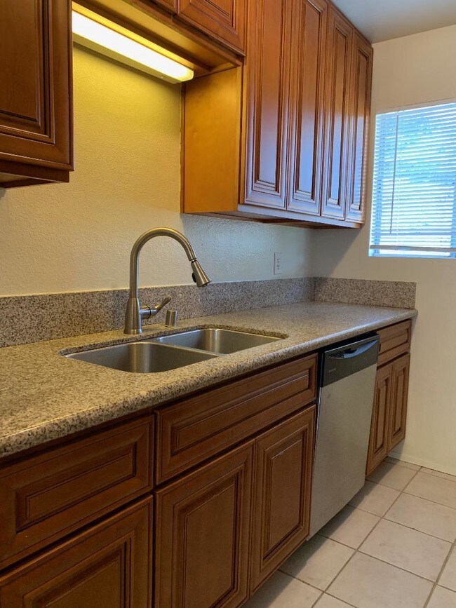 Building Photo - 3707 Hilltop Dr